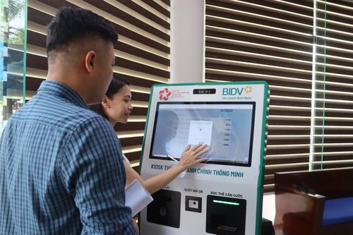 Người dân thao tác tại kiosk thủ tục hành chính thông minh. Ảnh: Trang Lê