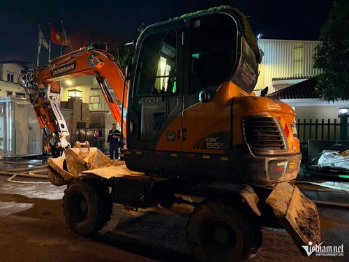 Máy xúc được huy động để mở đường dập lửa. Ảnh: Đình Hiếu