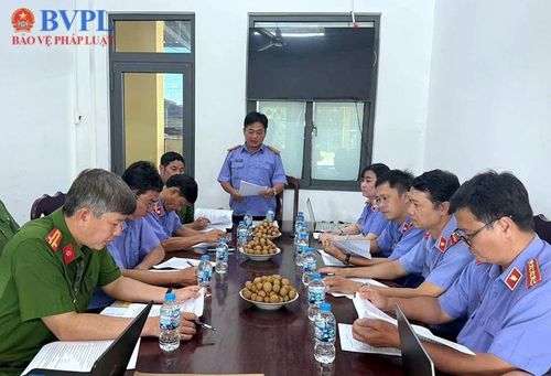 Đồng chí Hồ Trần Phương - Trưởng Phòng 8, VKSND TP Cần Thơ, Trưởng đoàn công bố quyết định kiểm sát.