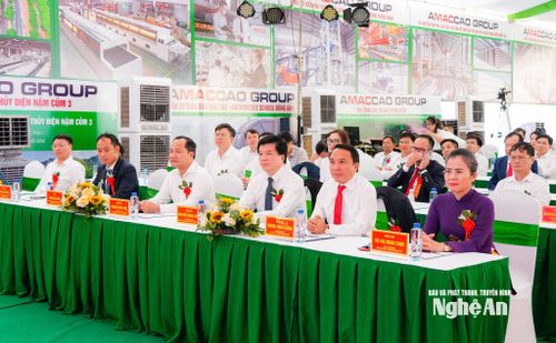 Các đồng chí lãnh đạo tỉnh tham dự Lễ khởi công. Ảnh: T.L