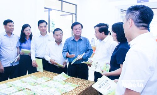 Đồng chí Lê Minh Hoan - nguyên Phó Chủ tịch Quốc hội, nguyên Bộ trưởng Bộ Nông nghiệp và Phát triển nông thôn trao đổi và tặng cuốn sách "Kiến giải Nghệ An - Tư duy lại nông nghiệp, nông dân, nông thôn và phát triển bền vững" cho các đại biểu. Ảnh: Mai Hoa