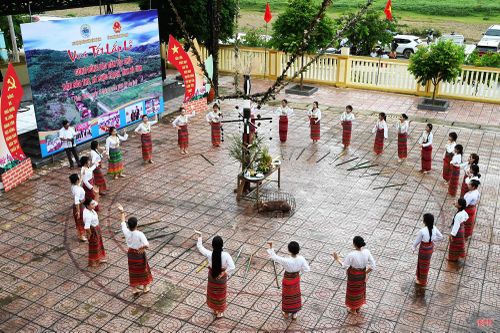 Tết Lấp lỗ của đồng bào dân tộc Chứt ở bản Rào Tre được tổ chức vào ngày 7/7 âm lịch hằng năm. Khi đã hoàn thành việc gieo trồng trên nương rẫy, bà con tổ chức lễ để cảm tạ trời đất, cầu cho mưa thuận gió hòa, mùa màng bội thu, gia đình mạnh khỏe, no đủ.