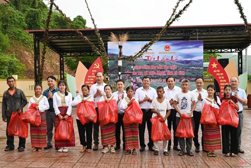 Tổng giá trị các phần quà trao tặng bà con bản Rào Tre trong dịp này khoảng 100 triệu đồng.