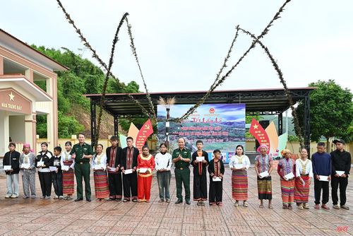 Tại chương trình, đồng bào dân tộc Chứt đã đón nhận nhiều phần quà ý nghĩa từ Ban Chỉ huy Bộ đội Biên phòng tỉnh, Sở Nội vụ, Hội Nông dân tỉnh, Tỉnh đoàn, UBND xã Phúc Trạch và Ngân hàng BIDV Chi nhánh Hà Tĩnh.