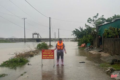 Công an xã Cẩm Trung cảnh báo sạt lở núi, ngập lụt qua địa bàn.