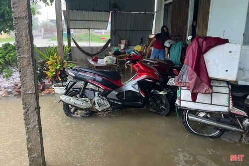 Nước tràn vào nhà dân ở xã Thiên Cầm.
