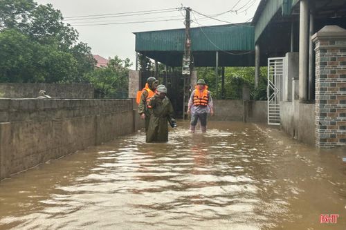 Nước mấp mé sân nhà dân ở xã Cẩm Trung.