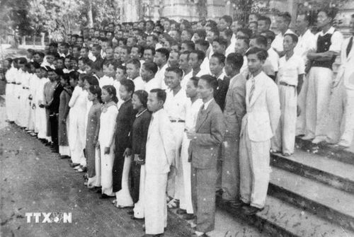 Thông qua các đoàn thể cứu quốc, Mặt trận Việt Minh đã tuyên truyền, vận động quần chúng tự nguyện và hăng hái tham gia các phong trào sản xuất, cứu đói, hũ gạo tiết kiệm, tuần lễ vàng, bình dân học vụ... nhằm phát huy tinh thần yêu nước của Nhân dân để vượt qua những khó khăn về kinh tế, tài chính. Trong ảnh: Hàng nghìn thanh niên, học sinh, sinh viên thủ đô tình nguyện về nông thôn xóa nạn mù chữ (8/9/1945). (Ảnh: TTXVN)