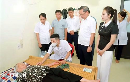 Xã Vũ Thư (Hưng Yên) tổ chức khám bệnh miễn phí tại nhà cho người có công, người cao tuổi khó khăn trong đi lại. (Ảnh: Mạnh Khánh/TTXVN)