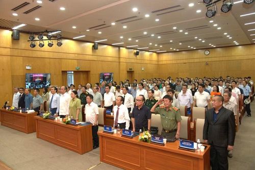 Các đại biểu, khách mời tham dự làm lễ chào cờ. (Ảnh: PV/Vietnam+)