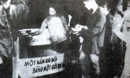 Tháng 11/1945, Trung ương Đảng ra Chỉ thị Kháng chiến, kiến quốc, củng cố chính quyền, chống thực dân Pháp xâm lược, trong đó, về cứu tế, kêu gọi lòng yêu nước thương nòi, lập quỹ cứu tế, lập kho thóc cứu tế, đẩy mạnh khai hoang tăng gia sản xuất, quyên góp tiếp tế cho dân nghèo... Trong ảnh: Phong trào “Hũ gạo cứu đói” với tinh thần “Một nắm khi đói bằng một gói khi no” lan rộng khắp cả nước. Ảnh: Tư liệu/TTXVN phát