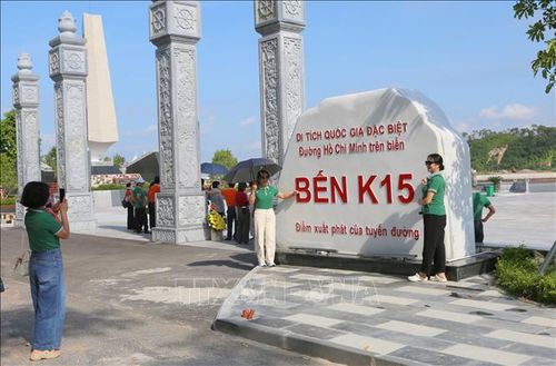 Du khách thăm quan bến K15, phường Đồ Sơn, Hải Phòng.