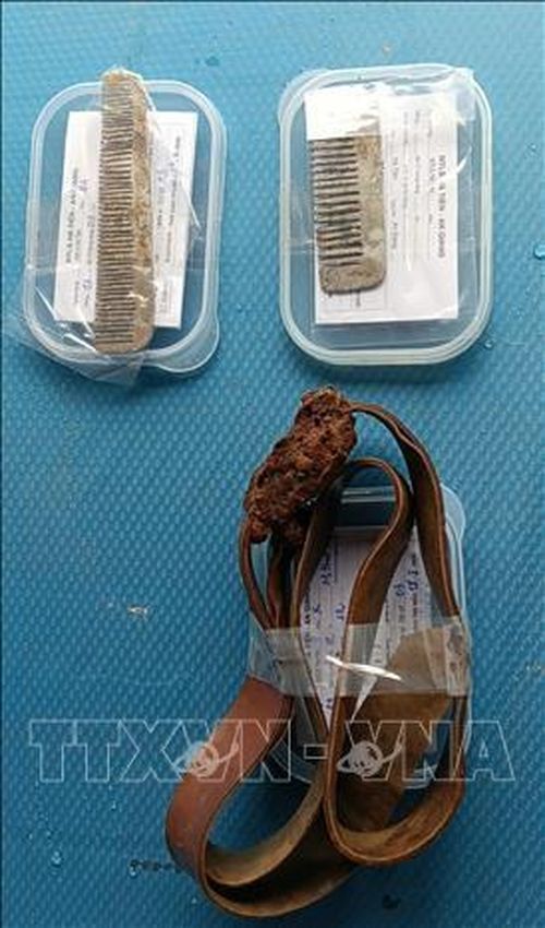 Các di vật được chôn cất cùng liệt sĩ vừa được tìm được tại Nghĩa trang Liệt sĩ Hà Tiên. Ảnh: TTXVN phát