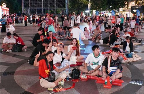 Các bạn trẻ có mặt từ rất sớm, chọn cho mình vị trí thuận lợi để cổ vũ cho đội tuyển bóng đá Việt Nam tại phố đi bộ Nguyễn Huệ.