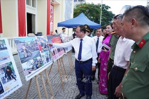 Các đại biểu tham quan triển lãm.