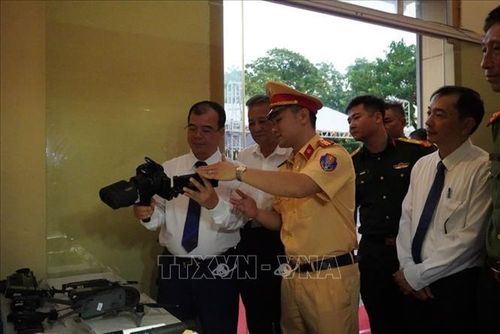 Các đại biểu tham quan triển lãm.