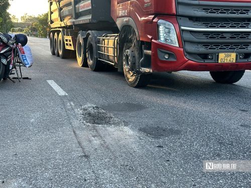 Anh Trung Tiến, người dân xã Tứ Mỹ, cho biết, tình trạng đường hư hỏng trên tuyến này không phải mới xuất hiện mà đã diễn ra nhiều lần. “Đường này phương tiện rất nhiều, xe trọng tải lớn chạy thường xuyên. Nếu chất lượng mặt đường không đảm bảo thì sẽ rất nguy hiểm, nhất là đối với xe máy”, anh Tiến cho hay.