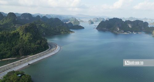 Con đường bao biển từ Hà Long đi Cẩm Phả được nhiều du khách đánh giá là độc đáo và cảnh sắc đẹp rất đáng trải nghiệm tại Quảng Ninh.