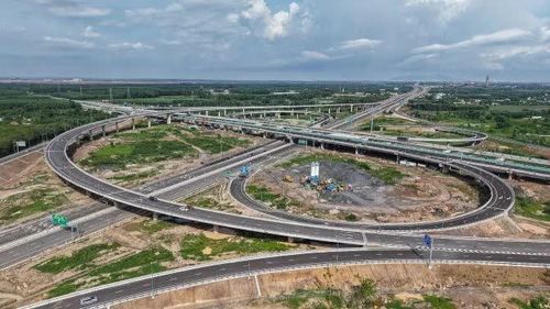 Hạ tầng giao thông phát triển, di chuyển thuận lợi khiến nhiều nhà đầu tư chấp nhận "xuống tiền".