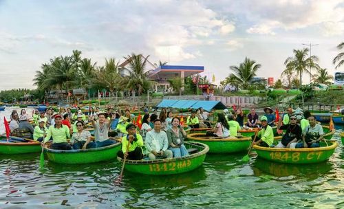 Đoàn Famtrip của Hiệp Hội Liên minh Lữ hành Quốc gia Myanmar tham gia trải nghiệm du lịch tại Khu dự trữ sinh quyển Rừng dừa 7 mẫu Hội An. Ảnh VD.