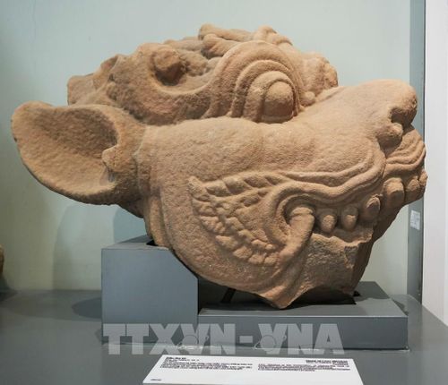 Cổ vật đầu sư tử ở Khu trưng bày cổ vật Chăm trong Kinh thành Huế, thành phố Huế. Ảnh: Nguyên Lý - TTXVN