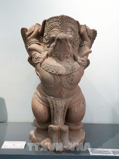 Cổ vật Chim thần Garuda ở Khu trưng bày cổ vật Chăm trong Kinh thành Huế, thành phố Huế. Ảnh: Nguyên Lý - TTXVN 