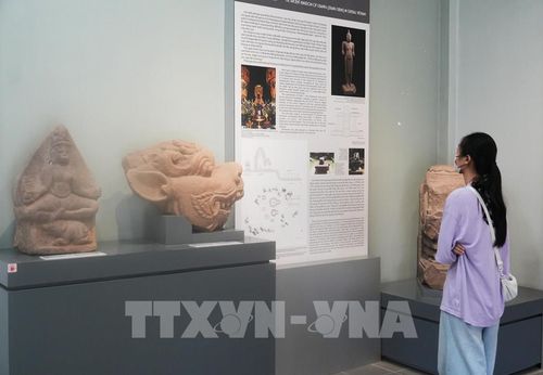 Du khách tham quan, tìm hiểu Khu trưng bày cổ vật Chăm trong Kinh thành Huế, thành phố Huế. Ảnh: Nguyên Lý - TTXVN 