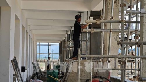 Nhiều hạng mục đang được triển khai khẩn trương để đảm bảo tiến độ hoàn thiện trước ngày 30/8. Ảnh: Mai Trang - TTXVN