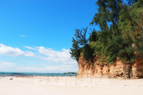 Mũi Si mang vẻ đẹp hoang sơ với những ghềnh đá kỳ thú, bãi cát trải dài, biển xanh và những dãy núi đá vươn ra biển. Ảnh: Tường Vi - TTXVN