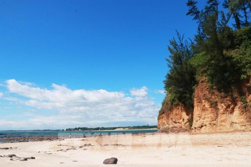 Mũi Si mang vẻ đẹp nguyên sơ, khoáng đạt của thiên nhiên cùng những dấu tích lịch sử còn hiện hữu giữa miền biển đầy nắng gió. Ảnh: Tường Vi - TTXVN