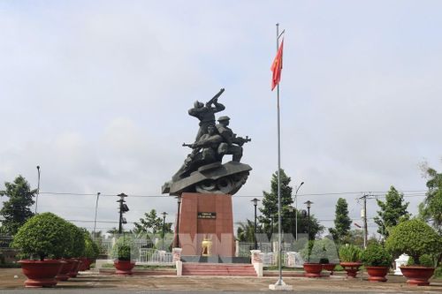 Tượng đài "Ba chiến sĩ gang thép" tại khu Di tích lịch sử Chiến thắng Ấp Bắc ở xã Tân Phú, tỉnh Đồng Tháp, nhắc nhở người dân về lịch sử oai hùng của địa phương. Ảnh: Hữu Chí – TTXVN