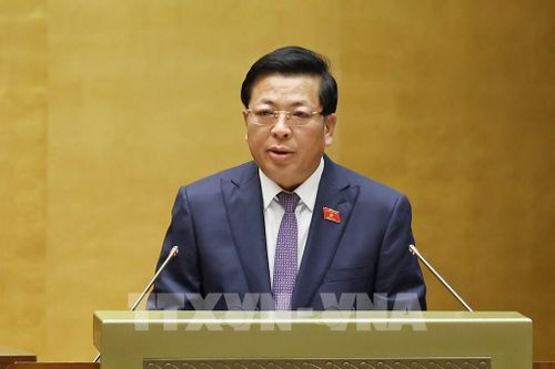 Bộ trưởng Bộ Xây dựng Trần Hồng Minh, thừa ủy quyền của Thủ tướng Chính phủ, trình bày Tờ trình về định hướng chính sách sửa đổi Luật Nhà ở năm 2023.Ảnh: Doãn Tấn – TTXVN