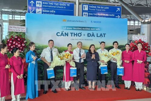 Lãnh đạo UBND thành phố Cần Thơ và VASCO tặng hoa cho tổ bay chuyến Cần Thơ - Đà Lạt. Ảnh: Thanh Liêm - TTXVN