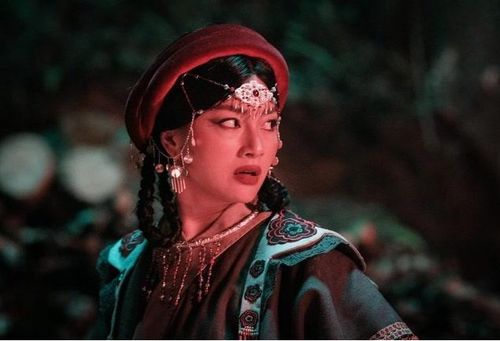 Nếu Ánh cho thấy khả năng diễn đời thường thì Thập Nương lại mở ra một Lan Phương hoàn toàn khác. Trong Kẻ ăn hồn (2023), cô hóa thân thành người phụ nữ mang quá khứ bi kịch, từng chứng kiến gia tộc bị sát hại và nuôi dưỡng lòng thù hận trong nhiều năm. Thập Nương tìm đến tà thuật “rượu sọ người”, trở thành mắt xích quan trọng trong chuỗi bi kịch của làng Địa Ngục. Điểm khó của nhân vật nằm ở sự chuyển biến tâm lý và ngoại hình. Lan Phương phải thể hiện đồng thời nỗi đau, sự căm hận và vẻ quỷ dị của một nhân vật đã bước qua ranh giới giữa con người và thế lực tà ác. Vai diễn xuất hiện không quá nhiều nhưng được xem là một trong những điểm nhấn của phim. Thập Nương cũng chứng minh Lan Phương có thể đảm nhận những nhân vật phức tạp, gai góc và mang màu sắc kinh dị.