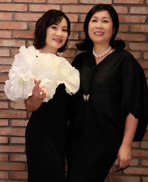 Hồng Đào và Hồng Vân.