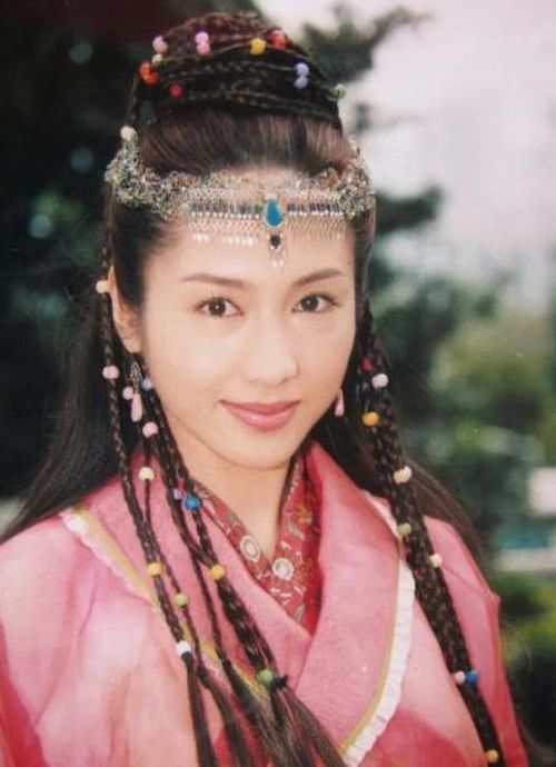 Trong Ỷ Thiên Đồ Long Ký 2001, Lê Tư hóa thân thành Triệu Mẫn - quận chúa Mông Cổ thông minh, quyết đoán và có khả năng thao túng tình thế. Triệu Mẫn của Lê Tư vừa có sự sắc sảo của một nữ nhân vật quyền lực, vừa có nét tinh nghịch và đáng yêu khi ở bên Trương Vô Kỵ. Đặc biệt, diễn xuất bằng ánh mắt và biểu cảm tự nhiên giúp nữ diễn viên tạo nên một Triệu Mẫn có sức hút riêng.