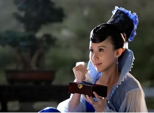 Thủy Mẫu Âm Cơ là cung chủ Thần Thủy Cung trong Sở Lưu Hương truyền kỳ. Bà sở hữu võ công sâu không lường, được xem là một trong những đối thủ mà Sở Lưu Hương không muốn trực tiếp đối đầu. Khác với Yêu Nguyệt, Thủy Mẫu Âm Cơ mang vẻ lạnh lùng và bí ẩn. Bà có địa vị gần như tuyệt đối trong Thần Thủy Cung, khiến những người dưới quyền vừa kính trọng vừa sợ hãi. Nhân vật này nổi bật bởi khả năng kiểm soát cảm xúc và nội lực đáng kinh ngạc. Sự xuất hiện của Thủy Mẫu Âm Cơ luôn tạo cảm giác áp lực, bởi không ai biết giới hạn võ công thực sự của bà nằm ở đâu.