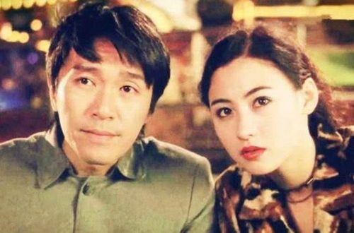 Sau gần ba thập kỷ, mối quan hệ giữa Châu Tinh Trì và Trương Bá Chi vẫn được nhắc đến như câu chuyện đẹp về người phát hiện tài năng và nữ diễn viên luôn biết ơn người dìu dắt mình. Ảnh: Sohu.