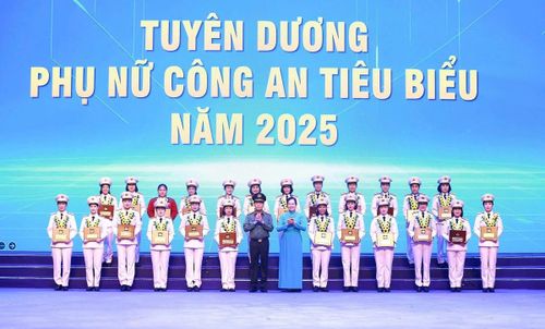 Thiếu tá Phạm Khánh Hòa vinh dự là 1 trong số 25 điển hình phụ nữ Công an nhân dân xuất sắc trong toàn lực lượng được nhận Giải thưởng "Phụ nữ Công an tiêu biểu" năm 2025