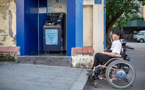 Chị Lưu Thị Hiếu (36 tuổi, Hà Nội) trước một trở ngại khi di chuyển trên đường