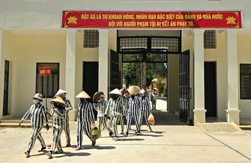 Các phạm nhân tại Trại giam số 5 di chuyển đến khu vực lao động.