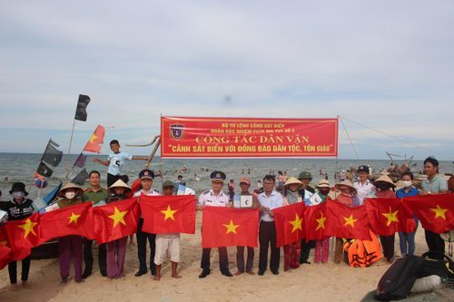 Đại diện Đoàn Đặc nhiệm phòng, chống tội phạm ma túy số 2 (Cảnh sát biển Việt Nam) trao tặng cờ Tổ quốc cho ngư dân