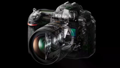 DSLR sử dụng một chiếc gương để phản chiếu hình ảnh quang học lên kính ngắm. Khi nhấn nút chụp, gương lật lên để ánh sáng đi thẳng tới cảm biến