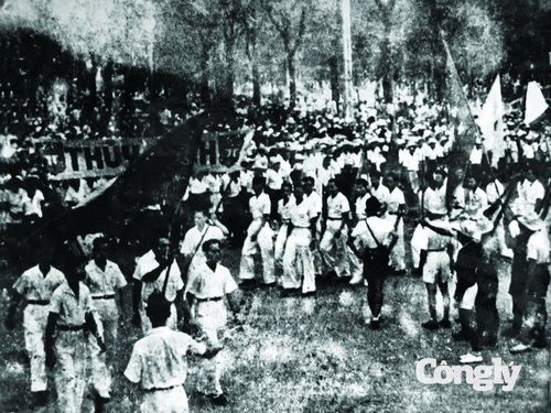 Hàng vạn người dân Thừa Thiên - Huế và các Đội Cứu quốc quân tiến về sân vận động Huế Mùa thu Tháng 8/1945. (Ảnh tư liệu)