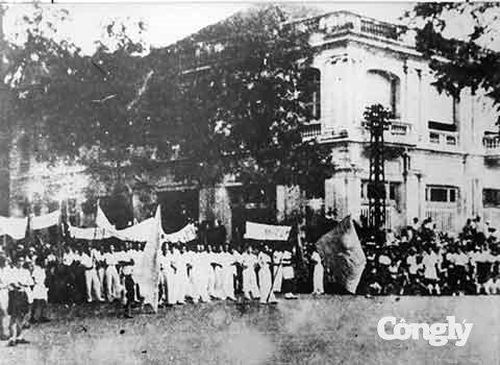 Quần chúng nhân dân biểu tình trên đại lộ Nô-Đô-Rôm, Sài Gòn ngày 25/8/1945. (Ảnh tư liệu)