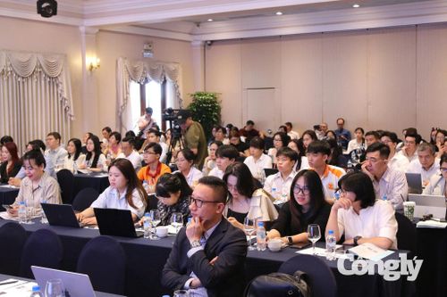 Các đại biểu tham dự hội nghị.