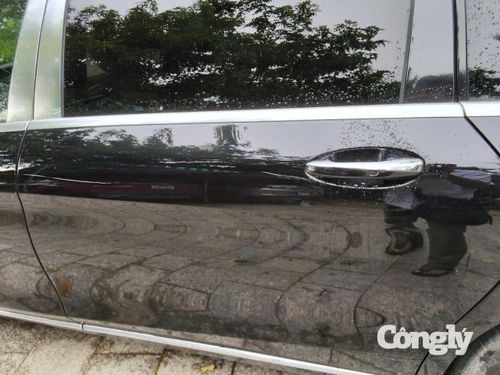 Vết trầy xước ăn sâu vào thân cánh cửa xe Merceder có giá trị đắt tiền.