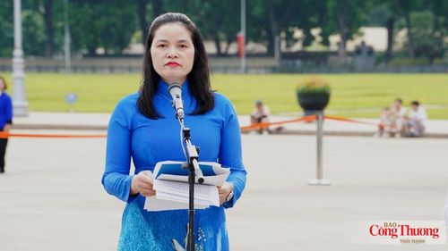 Đồng chí Lê Thị Đức, Phó Chủ tịch Công đoàn Công Thương Việt Nam đọc diễn văn báo công, dâng lên Bác những thành tích xuất sắc trong phong trào thi đua của công nhân viên chức lao động ngành Công Thương.