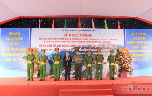 Tỉnh Gia Lai trao tặng quà cho lực lượng công an tại 6 xã có tuyến cao tốc đi qua.