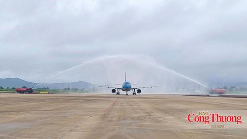 Chuyến bay được chào đón bằng nghi thức phun vòi rồng sau hơn 5 tháng tạm dừng sửa chữa.